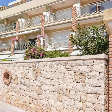 Amazing In With House Sea View דירה